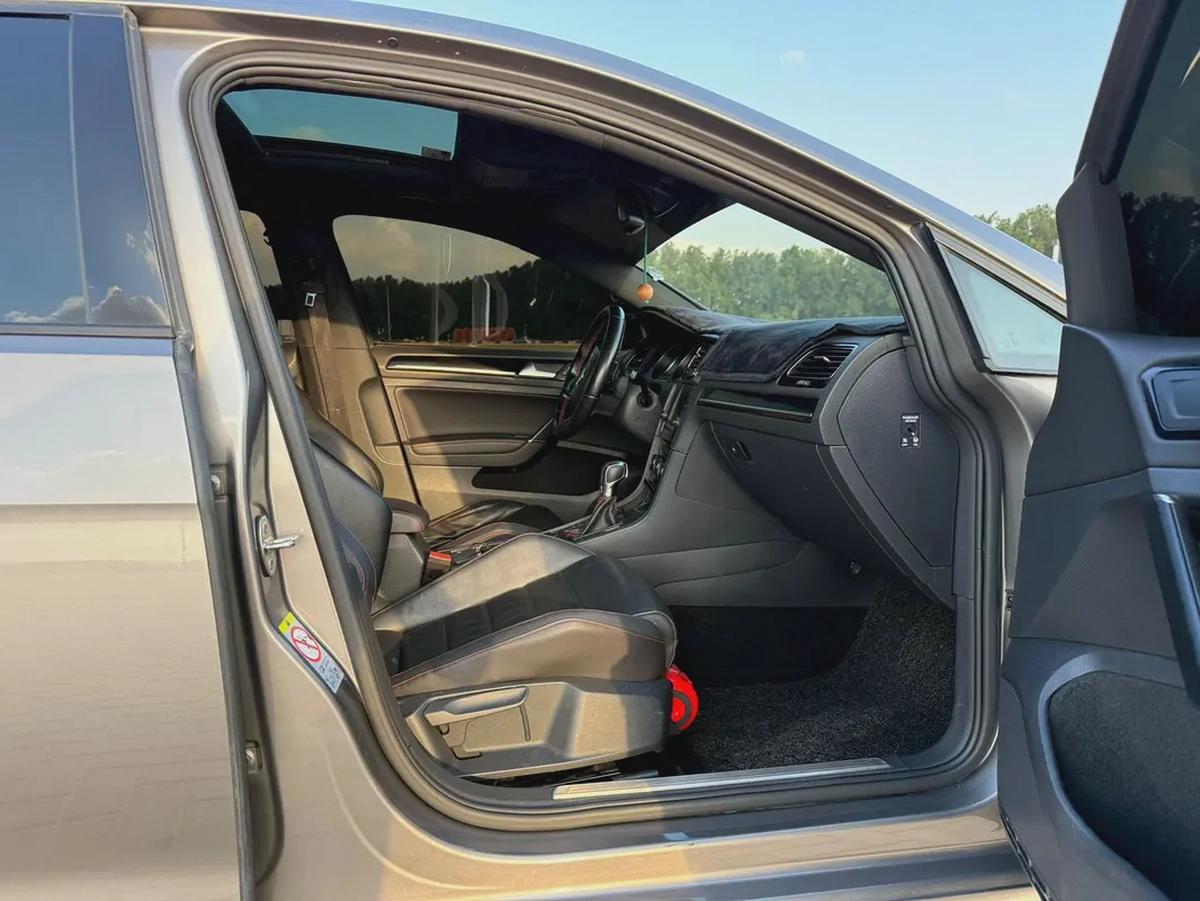 Volkswagen Golf, 2016 GCC specs, top-of-the-line, accident-free.-6-6