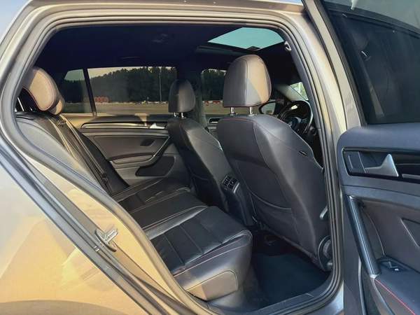 Volkswagen Golf, 2016 GCC specs, top-of-the-line, accident-free.