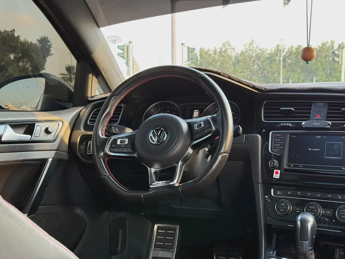 Volkswagen Golf, 2016 GCC specs, top-of-the-line, accident-free.-9-9