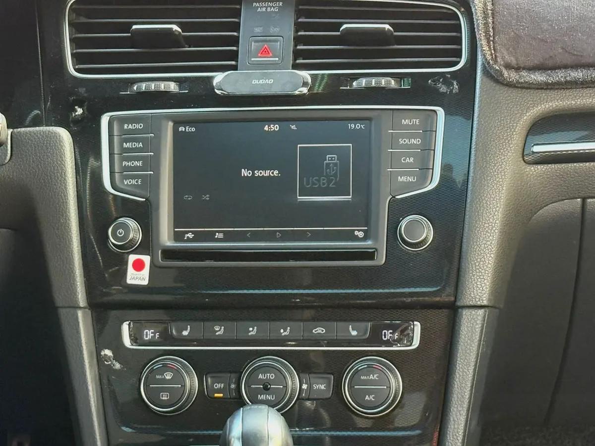 Volkswagen Golf, 2016 GCC specs, top-of-the-line, accident-free.-10-10