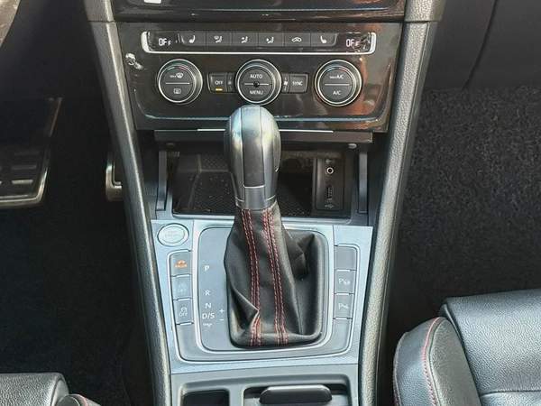 Volkswagen Golf, 2016 GCC specs, top-of-the-line, accident-free.