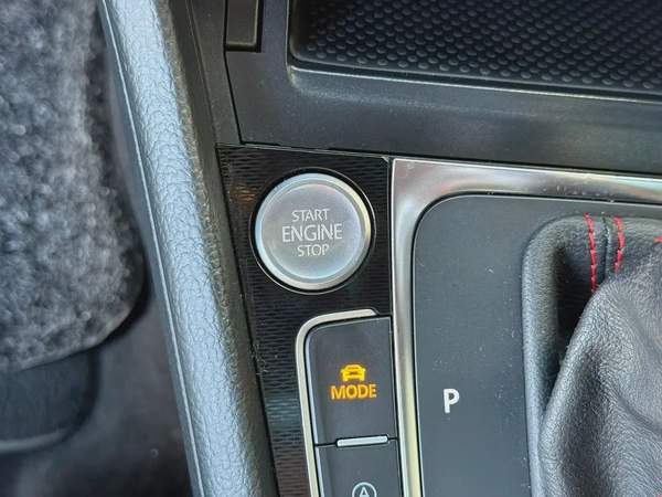 Volkswagen Golf, 2016 GCC specs, top-of-the-line, accident-free.