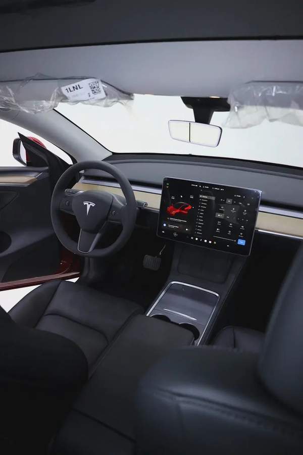 TESLA MODEL Y 2024 IN SPECIAL COMBINATION