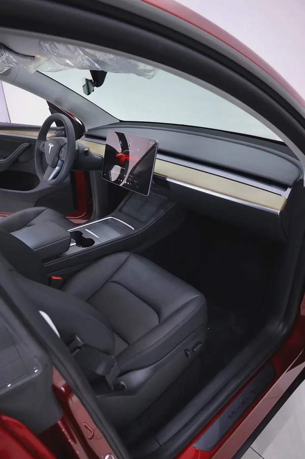 TESLA MODEL Y 2024 IN SPECIAL COMBINATION