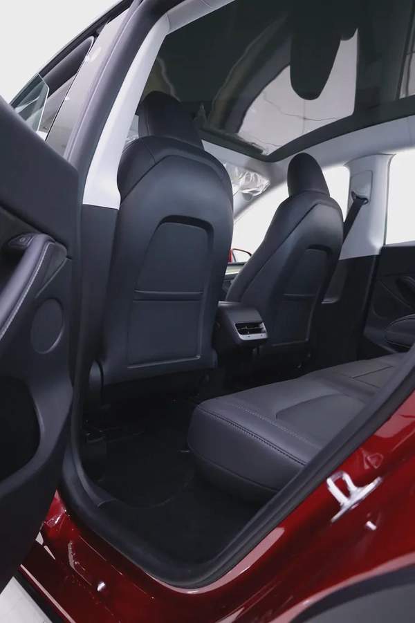TESLA MODEL Y 2024 IN SPECIAL COMBINATION