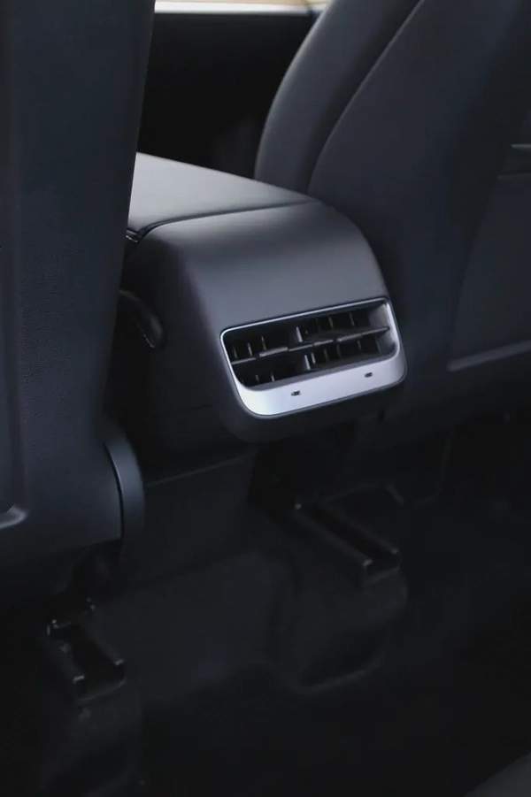 TESLA MODEL Y 2024 IN SPECIAL COMBINATION