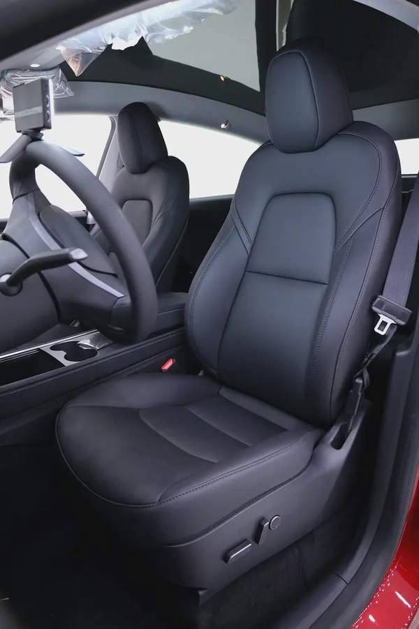 TESLA MODEL Y 2024 IN SPECIAL COMBINATION
