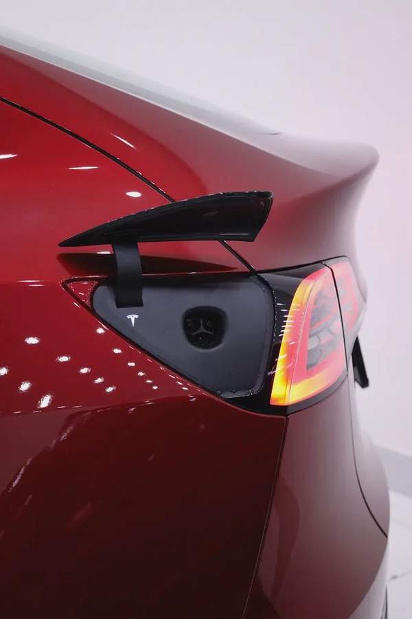 TESLA MODEL Y 2024 IN SPECIAL COMBINATION