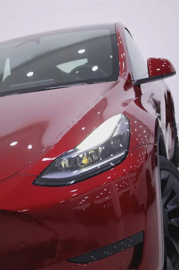 TESLA MODEL Y 2024 IN SPECIAL COMBINATION