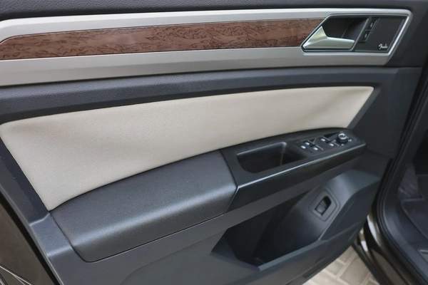 VOLKSWAGEN TERAMONT SEL V6 4MOTION - GCC SPECS - FULL SERVICE HISTORY FROM AGENCY - ACCIDENT FREE -