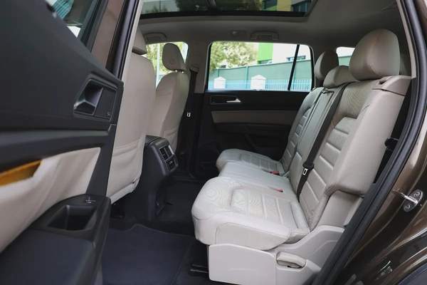 VOLKSWAGEN TERAMONT SEL V6 4MOTION - GCC SPECS - FULL SERVICE HISTORY FROM AGENCY - ACCIDENT FREE -