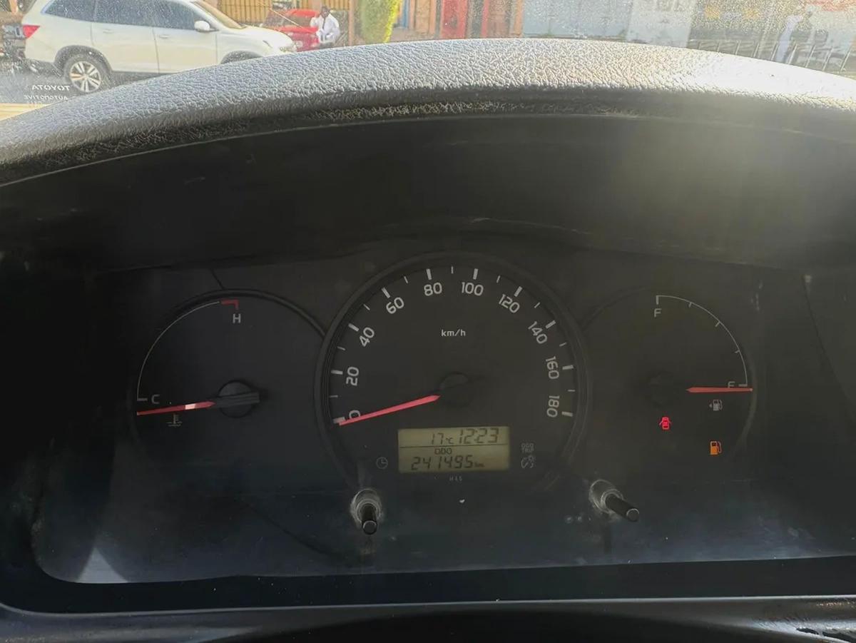 Toyota Hiace Standard 2015 - GCC Specs - Reliable and Spacious-9-9