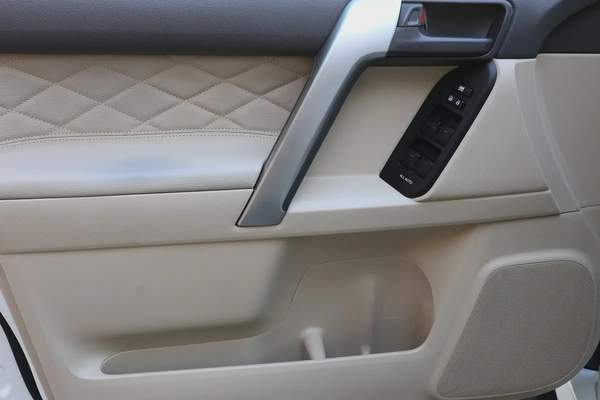 TOYOTA PRADO GXR V6 4.0L - GCC SPECS - UNDER WARRANTY - FULL SERVICE HISTORY - ACCIDENT FREE -