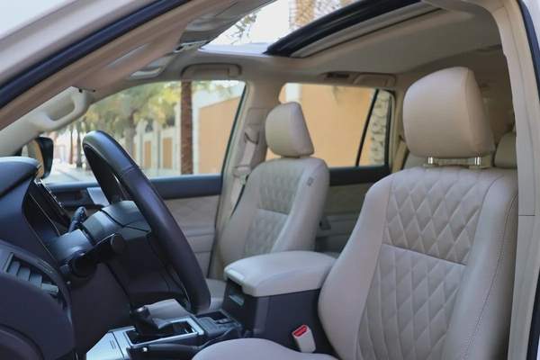 TOYOTA PRADO GXR V6 4.0L - GCC SPECS - UNDER WARRANTY - FULL SERVICE HISTORY - ACCIDENT FREE -