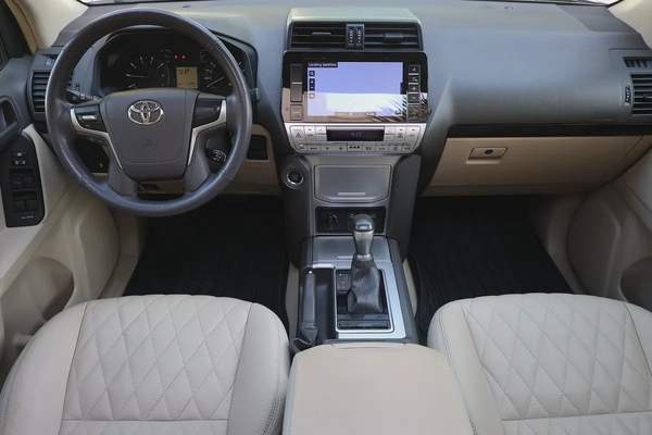 TOYOTA PRADO GXR V6 4.0L - GCC SPECS - UNDER WARRANTY - FULL SERVICE HISTORY - ACCIDENT FREE -