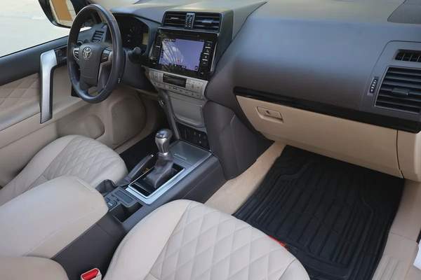 TOYOTA PRADO GXR V6 4.0L - GCC SPECS - UNDER WARRANTY - FULL SERVICE HISTORY - ACCIDENT FREE -