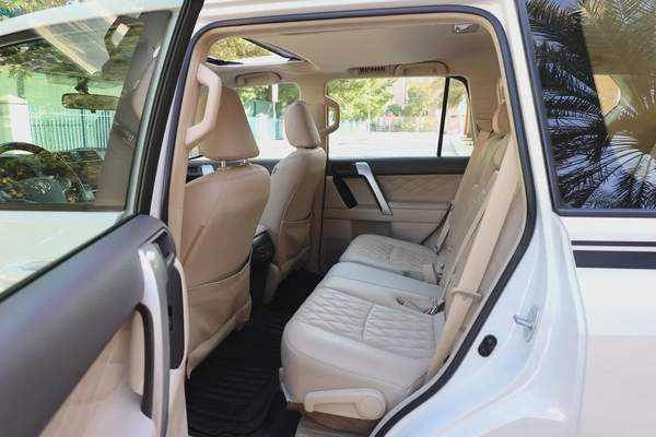 TOYOTA PRADO GXR V6 4.0L - GCC SPECS - UNDER WARRANTY - FULL SERVICE HISTORY - ACCIDENT FREE -