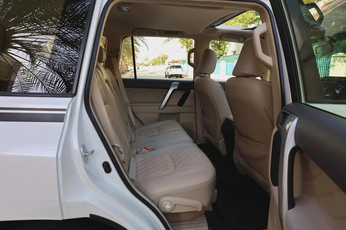 TOYOTA PRADO GXR V6 4.0L - GCC SPECS - UNDER WARRANTY - FULL SERVICE HISTORY - ACCIDENT FREE --18-18