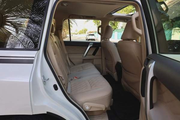 TOYOTA PRADO GXR V6 4.0L - GCC SPECS - UNDER WARRANTY - FULL SERVICE HISTORY - ACCIDENT FREE -