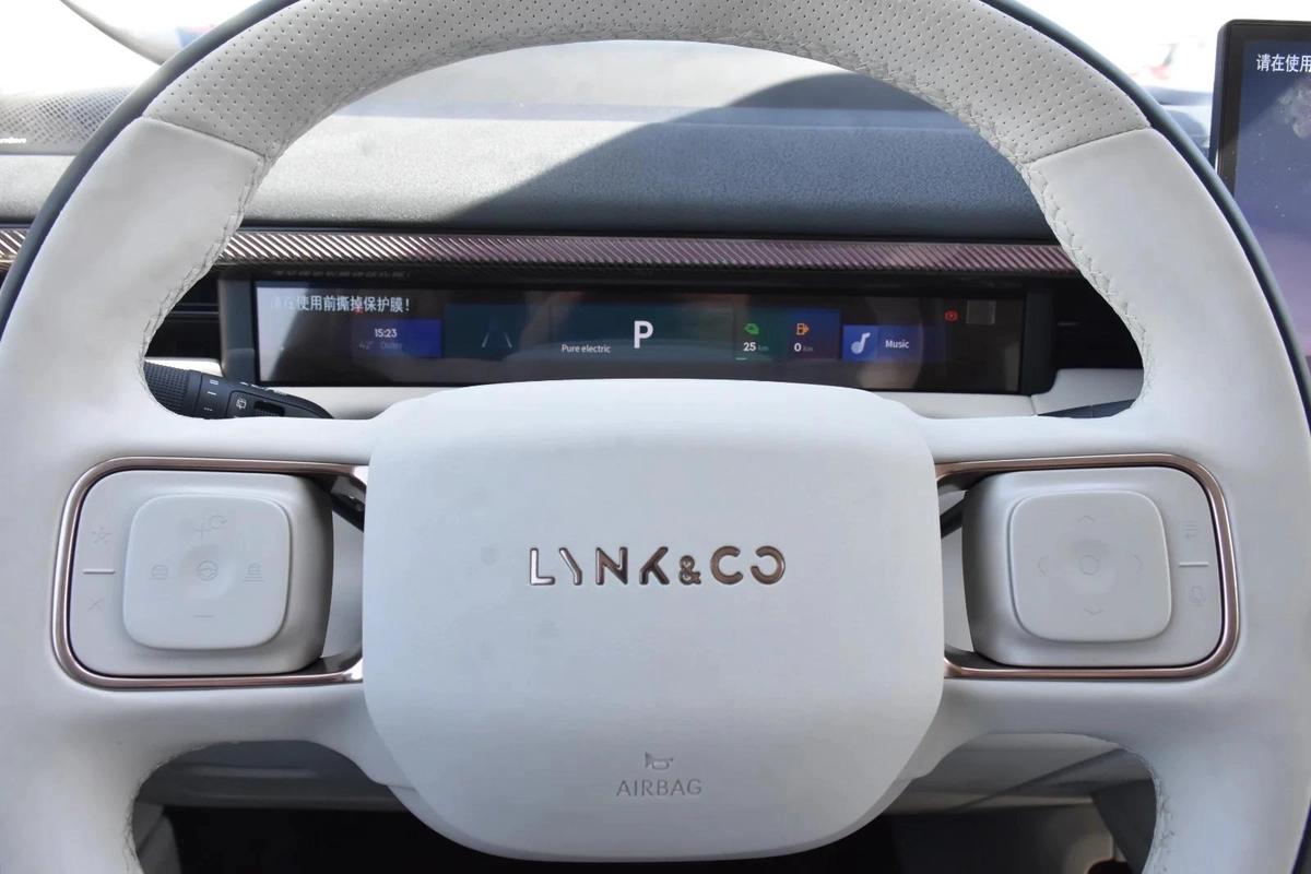 LYNK & CO 900 EMP 2025 | BLACK-3-3