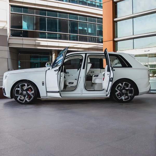 2025 ROLLS ROYCE CULLINAN BLACK BADGE ( BRAND NEW )