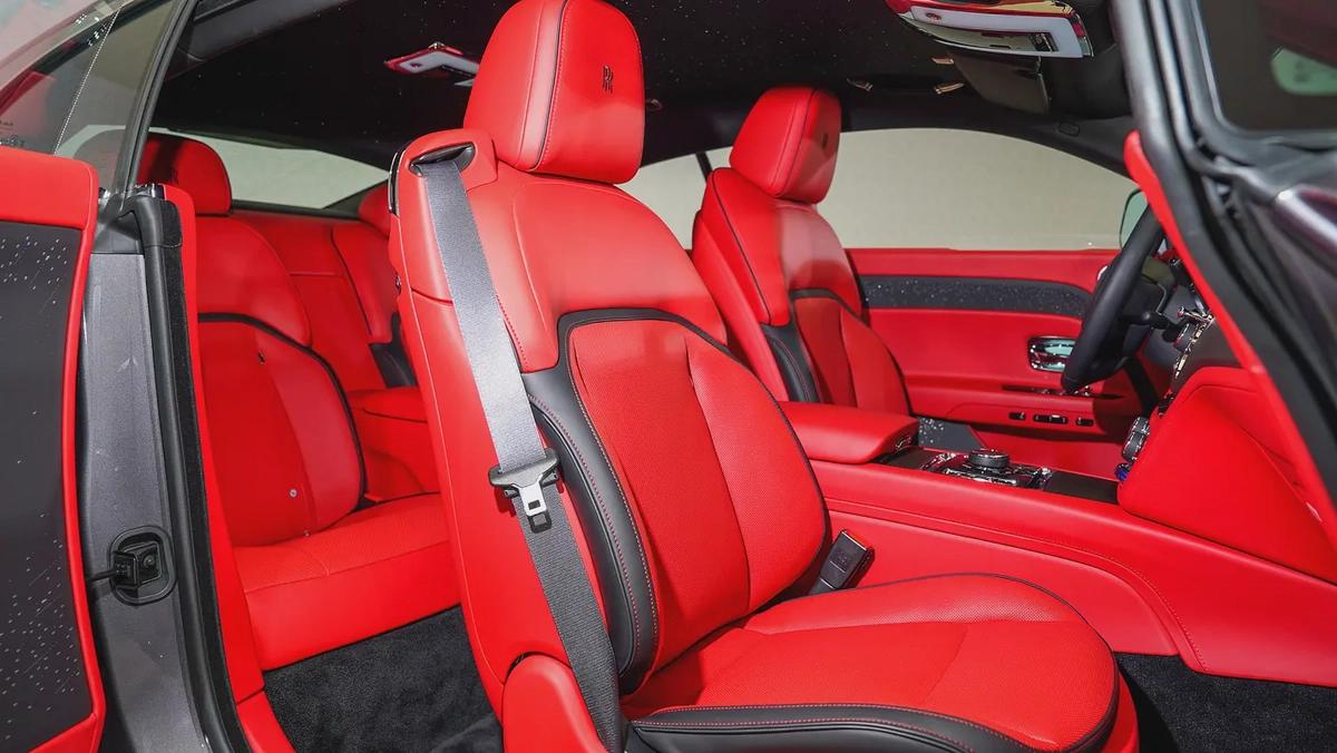 Special Offer | AED 24,358 PM | Warranty Service Feb-2028 | GCC | Spectre - Silver Badge-4-4