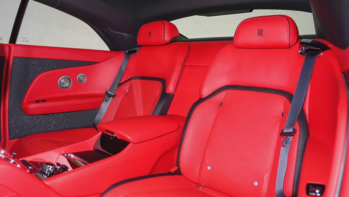 Special Offer | AED 24,358 PM | Warranty Service Feb-2028 | GCC | Spectre - Silver Badge-6-6