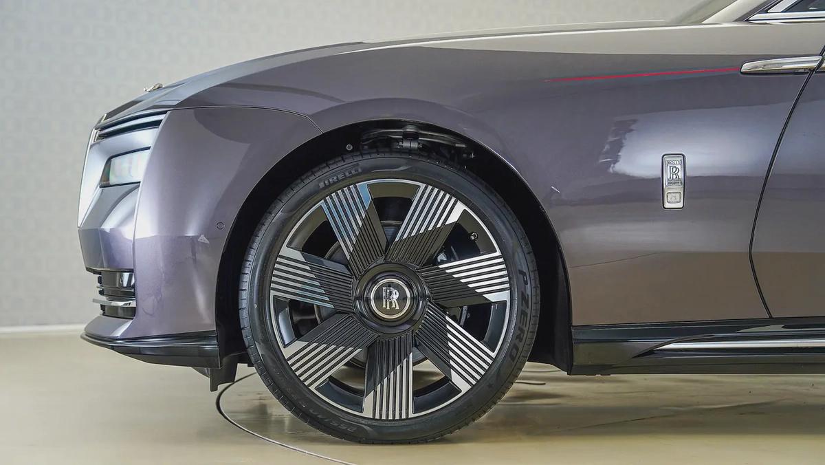 Special Offer | AED 24,358 PM | Warranty Service Feb-2028 | GCC | Spectre - Silver Badge-10-10