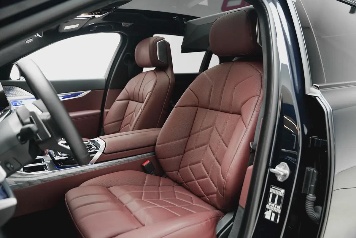 2024 BMW 740i EXECUTIVE WITH 5 YEARS WARRANTY AND SERVICE CONTRACT FROM AGMC-7-7