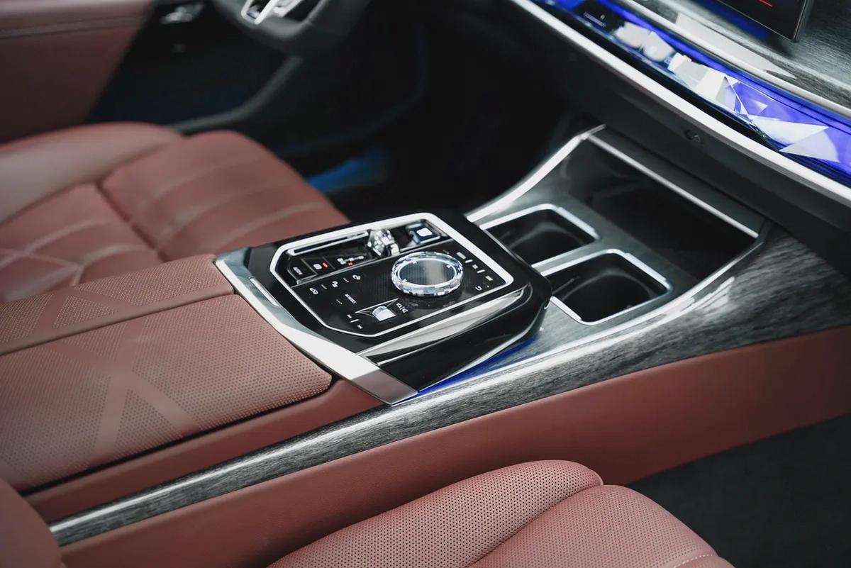 2024 BMW 740i EXECUTIVE WITH 5 YEARS WARRANTY AND SERVICE CONTRACT FROM AGMC-9-9