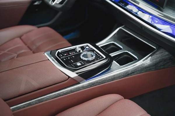 2024 BMW 740i EXECUTIVE WITH 5 YEARS WARRANTY AND SERVICE CONTRACT FROM AGMC