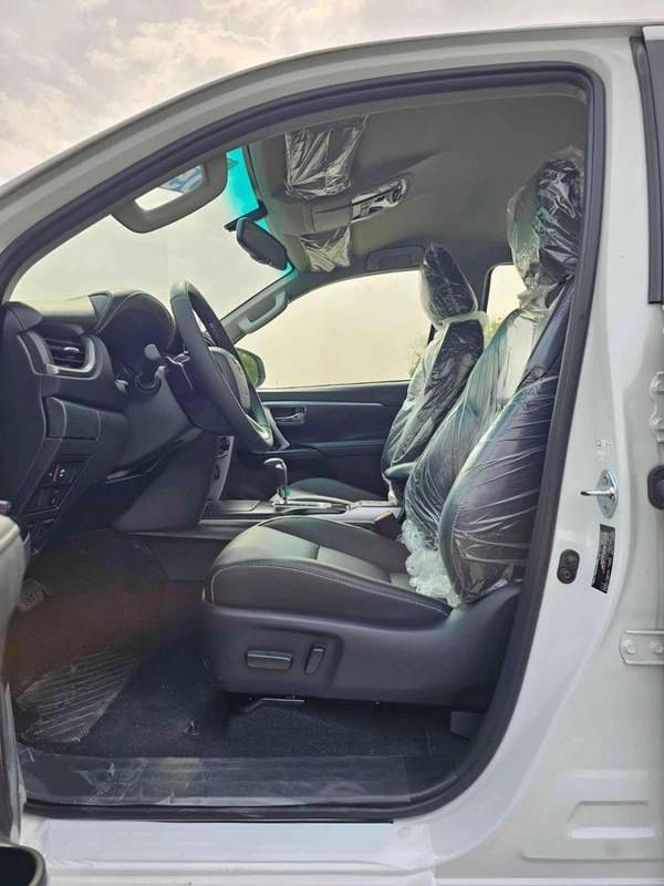 Toyota Fortuner SR5 ADVENTURE / 4.0L V6 PETROL / FRONT PWR SEATS / PUSH START / DIFF LOCK AUTO A/C (CODE # F6HA)
