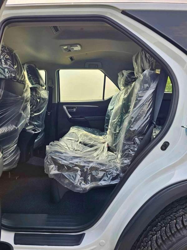 Toyota Fortuner SR5 ADVENTURE / 4.0L V6 PETROL / FRONT PWR SEATS / PUSH START / DIFF LOCK AUTO A/C (CODE # F6HA)