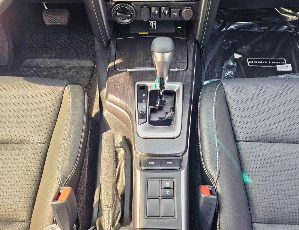 Toyota Fortuner SR5 ADVENTURE / 4.0L V6 PETROL / FRONT PWR SEATS / PUSH START / DIFF LOCK AUTO A/C (CODE # F6HA)-17-17