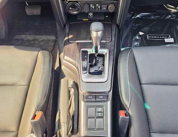Toyota Fortuner SR5 ADVENTURE / 4.0L V6 PETROL / FRONT PWR SEATS / PUSH START / DIFF LOCK AUTO A/C (CODE # F6HA)