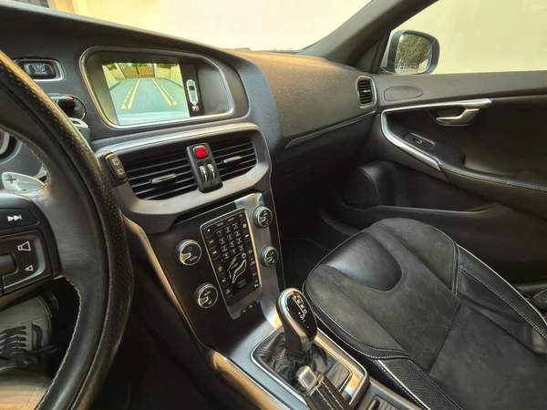 Gulf Specs 2016 VOLVO V40 T5 R-Design 2.0Litre V4 Turbo-Charged (Agency Maintained Till-Date)