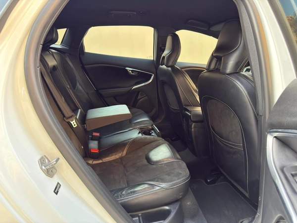 Gulf Specs 2016 VOLVO V40 T5 R-Design 2.0Litre V4 Turbo-Charged (Agency Maintained Till-Date)