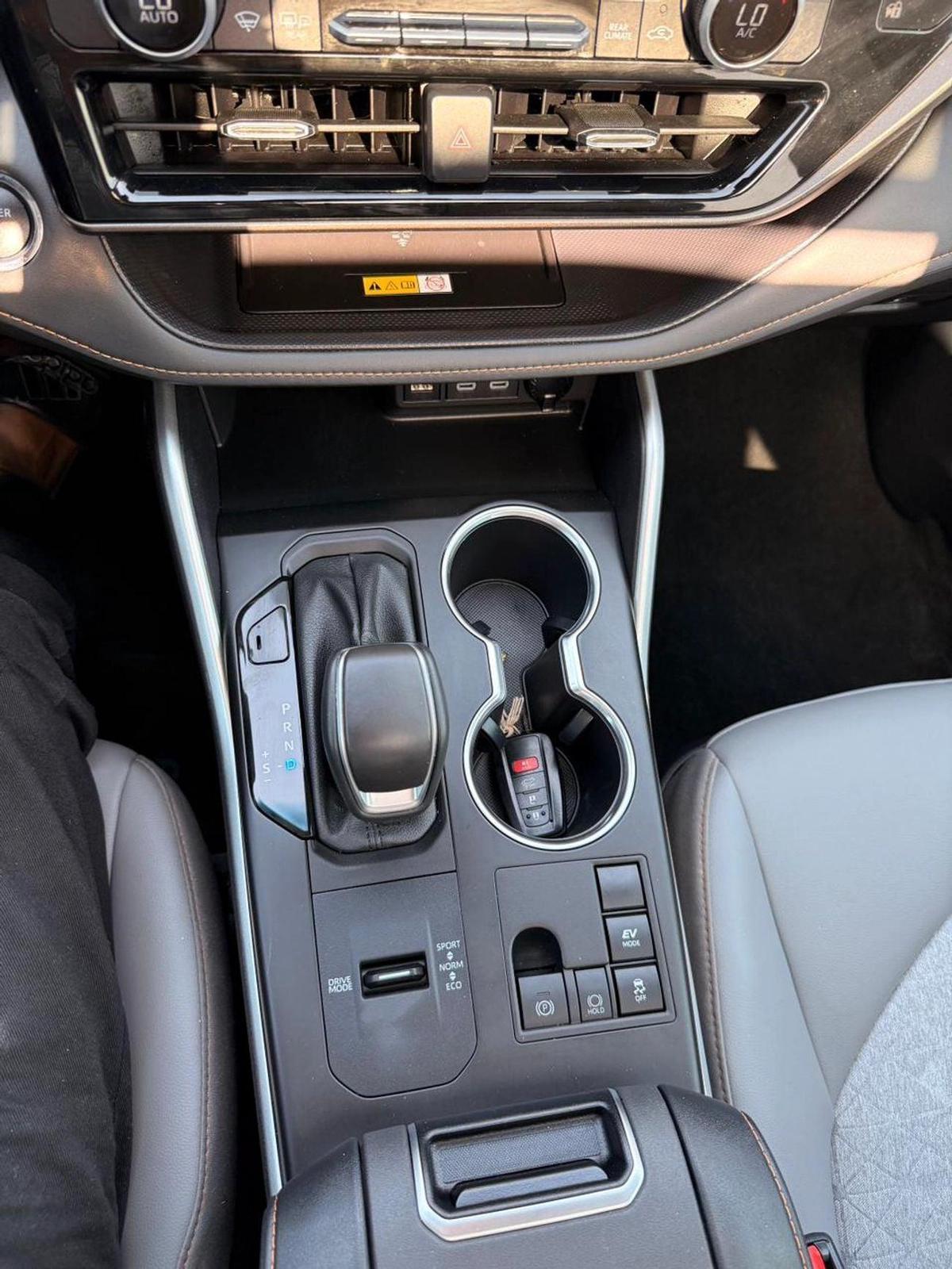 Toyota Highlander Hybrid Bronze Edition Full option 2023-7-7