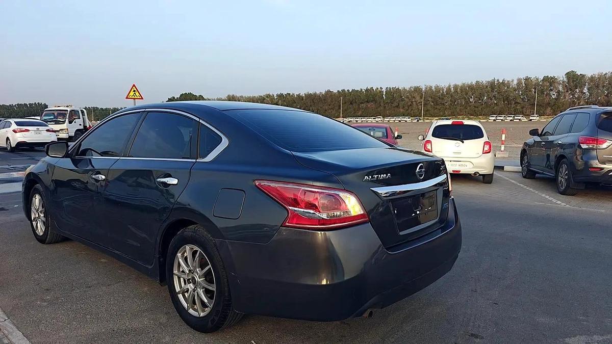 Nissan Altima SV 2013 - GCC Specs - Well Maintained-4-4