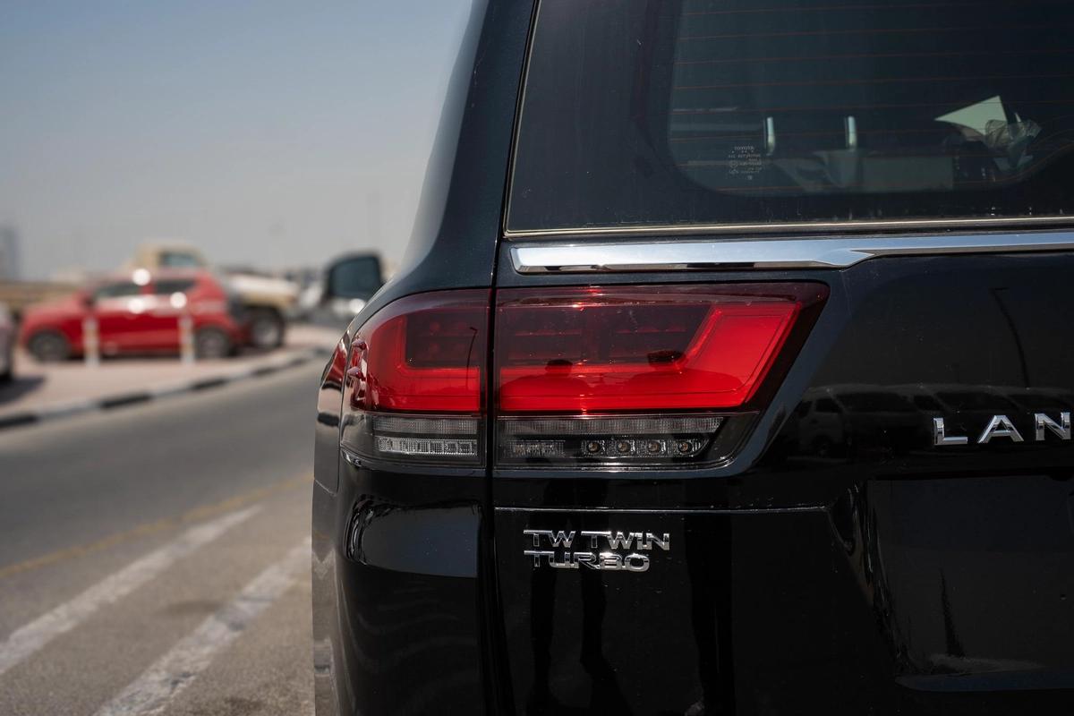 Toyota Land Cruiser VXR-18-18