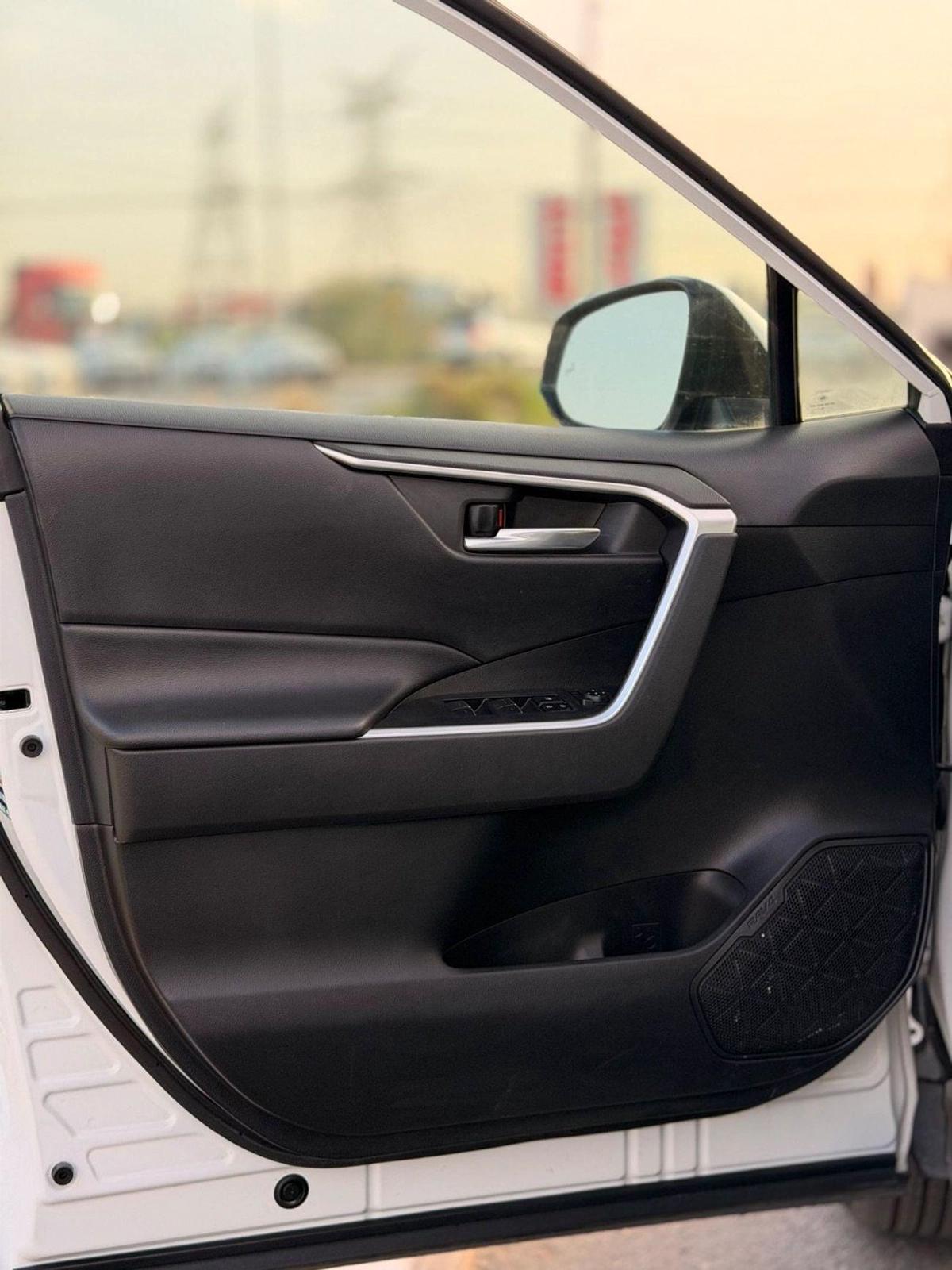 Toyota RAV4 XLE 2.5L Full Option-18-18