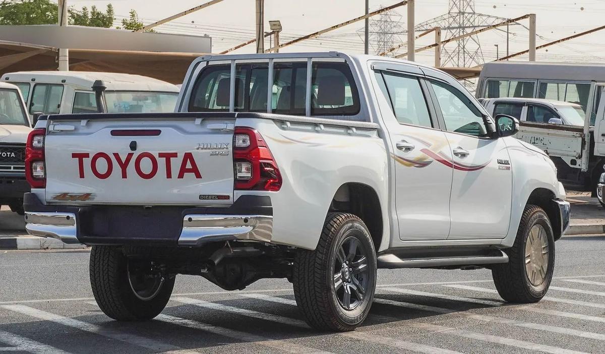 Toyota Hilux 2.4L 4-Cyl Diesel A/T 4x4 DOUBLE Cabin FULL OPTION Export Only MODEL 2026-5-5