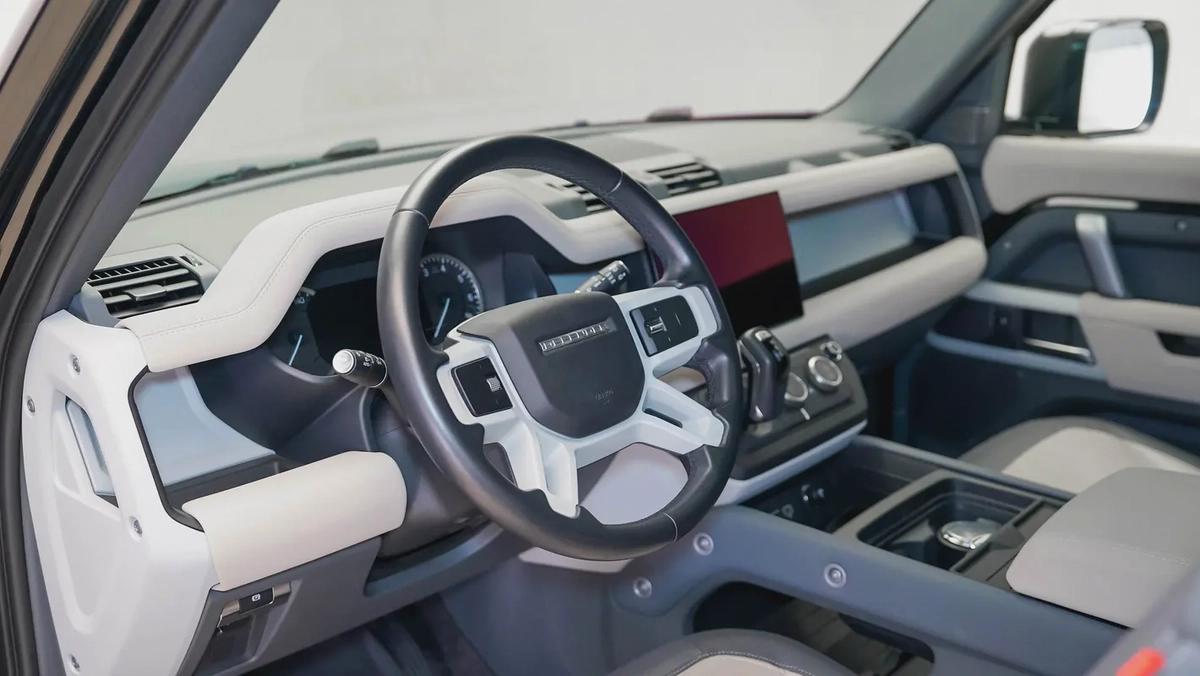 Special Offer | AED 4,704 PM | 22in Wheels, Lightbar, | 90 P400 SE X-Dynamic Widetrack-4-4