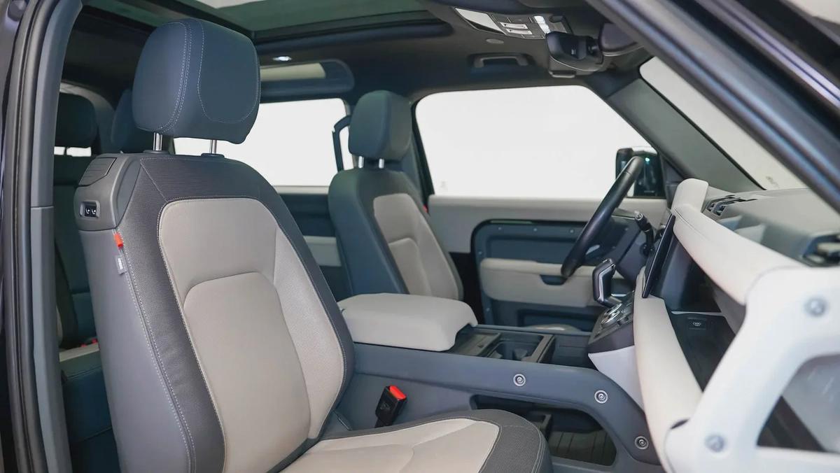 Special Offer | AED 4,704 PM | 22in Wheels, Lightbar, | 90 P400 SE X-Dynamic Widetrack-5-5