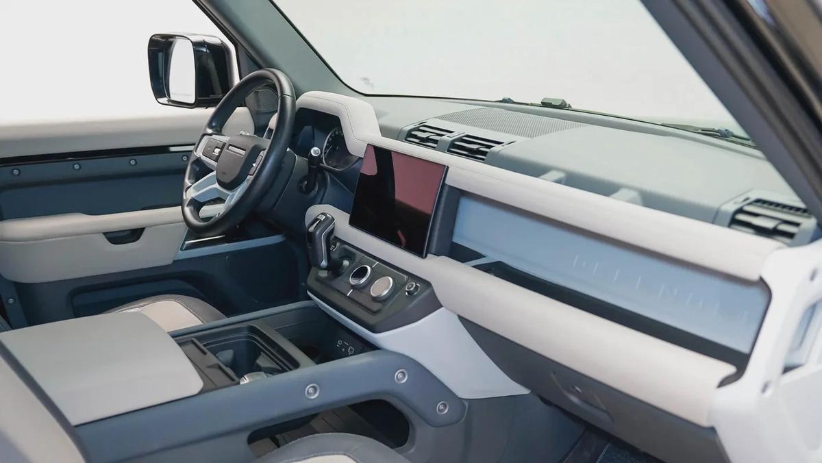 Special Offer | AED 4,704 PM | 22in Wheels, Lightbar, | 90 P400 SE X-Dynamic Widetrack-6-6