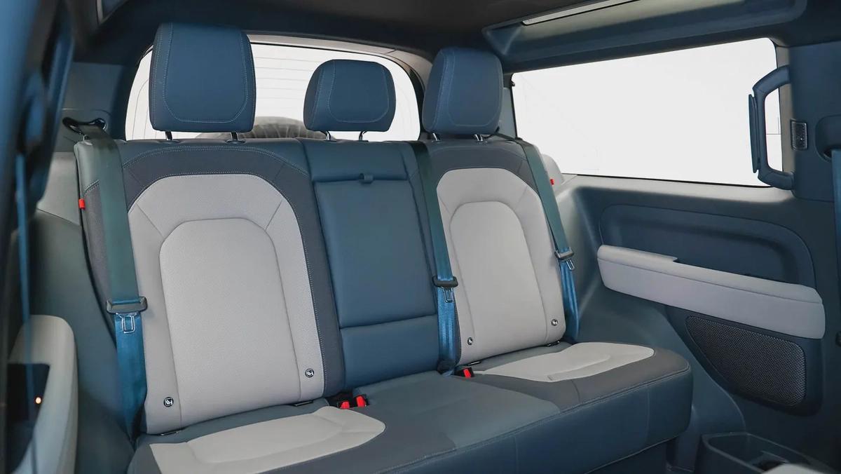 Special Offer | AED 4,704 PM | 22in Wheels, Lightbar, | 90 P400 SE X-Dynamic Widetrack-7-7