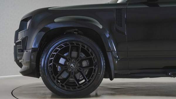 Special Offer | AED 4,704 PM | 22in Wheels, Lightbar, | 90 P400 SE X-Dynamic Widetrack