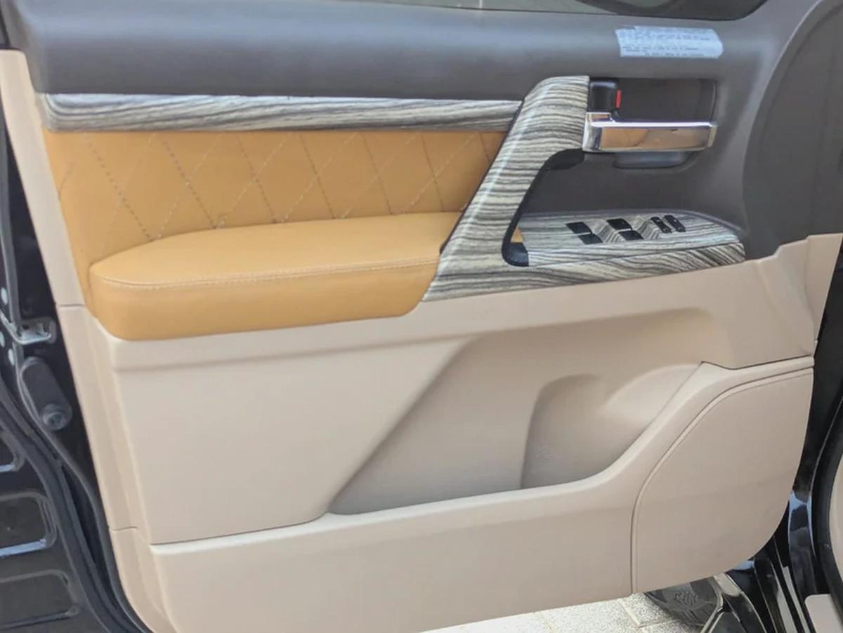 TOYOTA LAND CRUISER 2014 FACELIFTED 2025 WITH INTERIOR AND EXTERIOR V6 4.0L IN EXCELLENT CONDITION-8-8