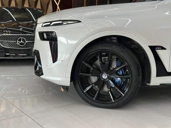 BMW X7 xDriveM60i (6 Seats)