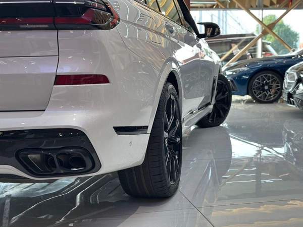 BMW X7 xDriveM60i (6 Seats)